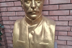 20250909-50-Vladikavkaz-Golden-statue-of-Stalin-in-an-alley-near-Prospekt-Mira