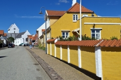 20250817-140-Saeby-veel-gele-huizen