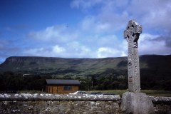 1_55-36-Drumcliff-Sligo-Yeats-County-highcross-en-Benbulben