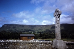 55-36-Drumcliff-Sligo-Yeats-County-highcross-en-Benbulben