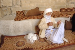 20220323-25-Lalish-Yezidi-women-yarning