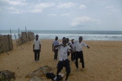 P1010137-Schooljongens-op-South-Beach-Monrovia