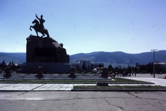 39-05-Ulaanbatar-standbeeld-van-Suhbaatar-en-Bogd-Uul