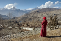 20221115-42-Kagbeni-monk-overlooking-Mustang