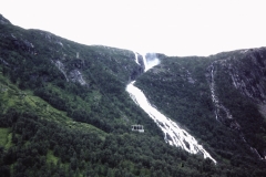 48-35-Waterval-in-Odda-dal