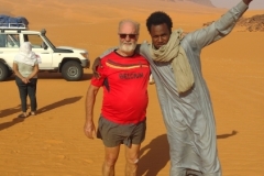 20231013-459-Met-mijn-chauffeur-in-Mourdi-woestijn
